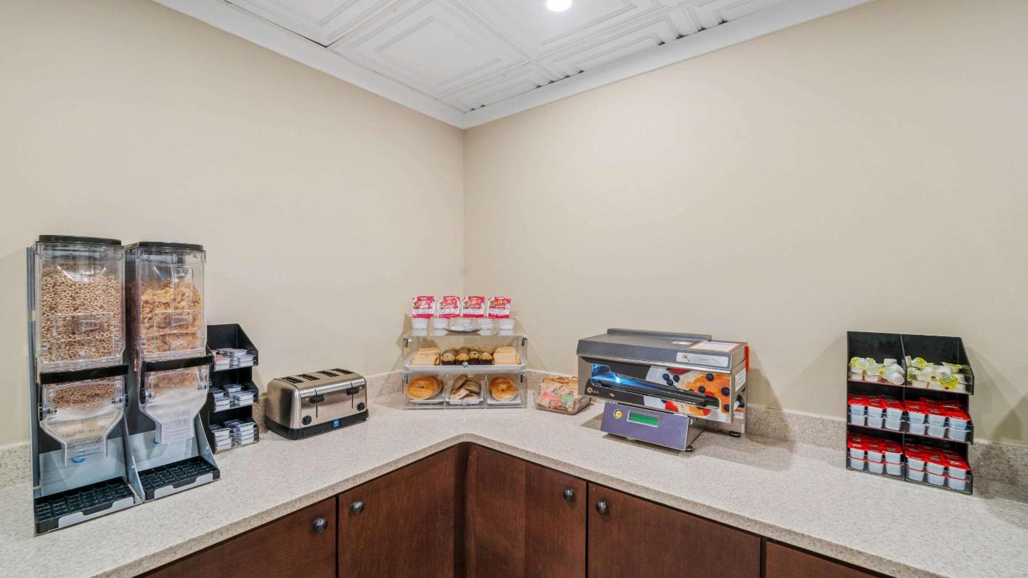 Clarion Hotel & Suites Fairbanks Near Ft Wainwright Экстерьер фото