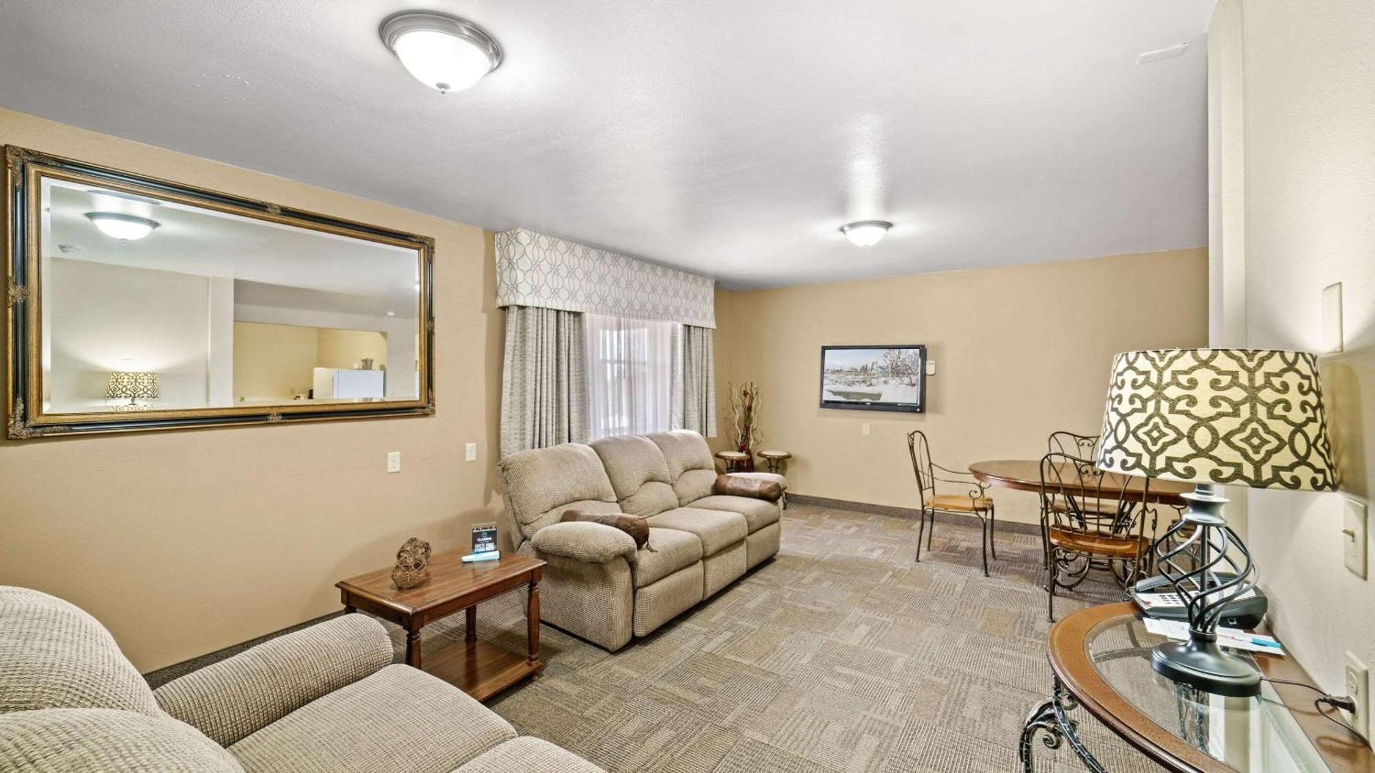 Clarion Hotel & Suites Fairbanks Near Ft Wainwright Экстерьер фото